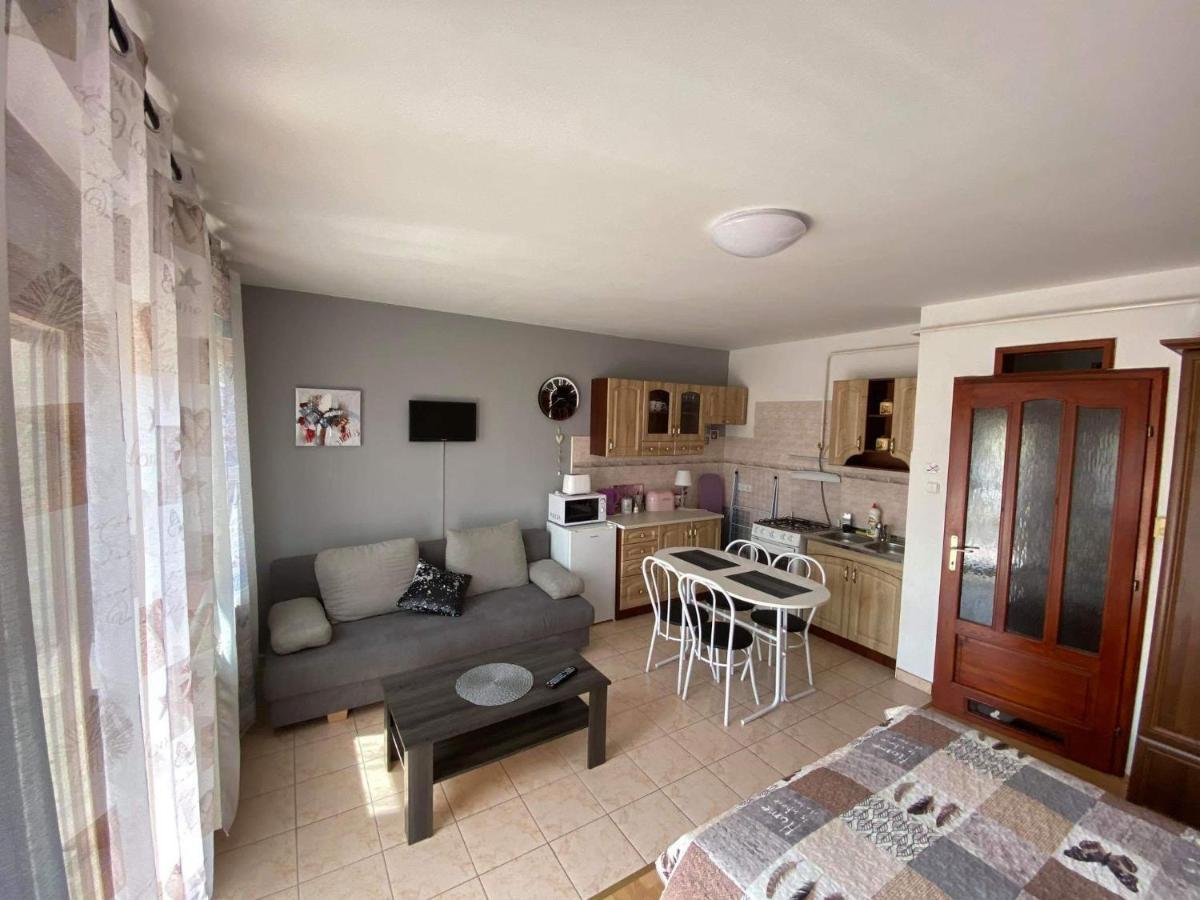 Hellasz Apartman Gyula Exteriör bild