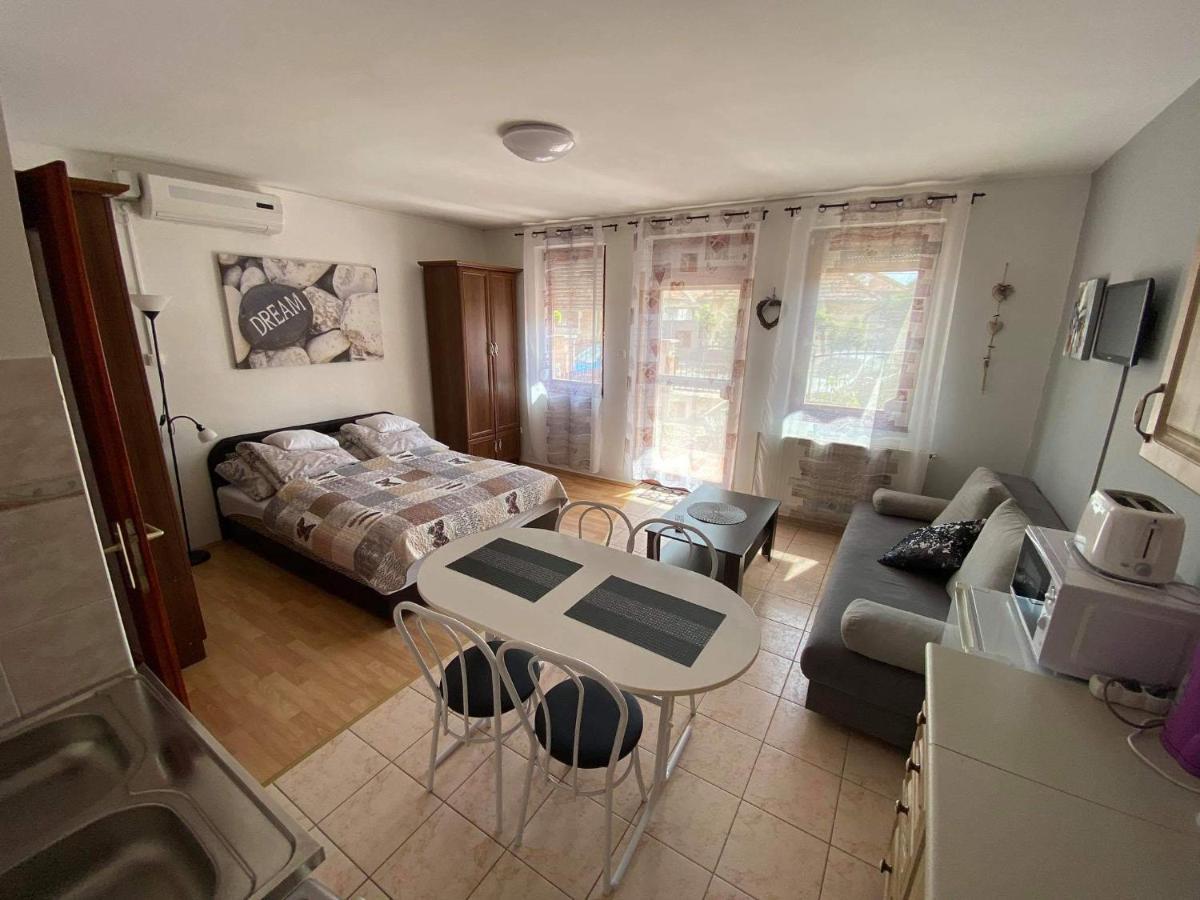 Hellasz Apartman Gyula Exteriör bild