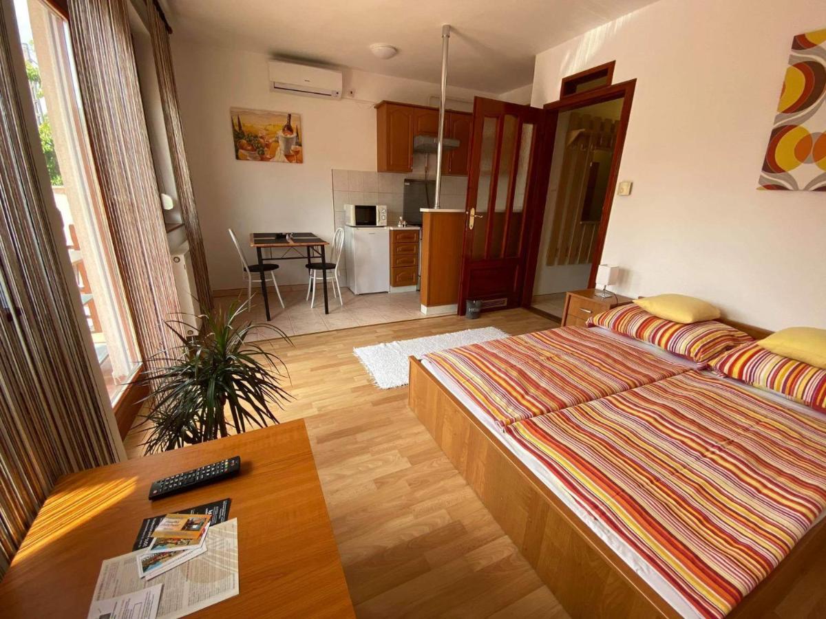 Hellasz Apartman Gyula Exteriör bild