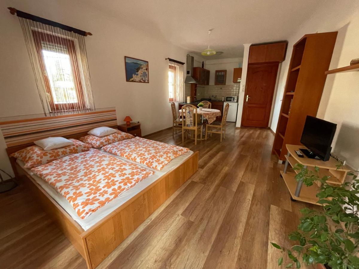 Hellasz Apartman Gyula Exteriör bild