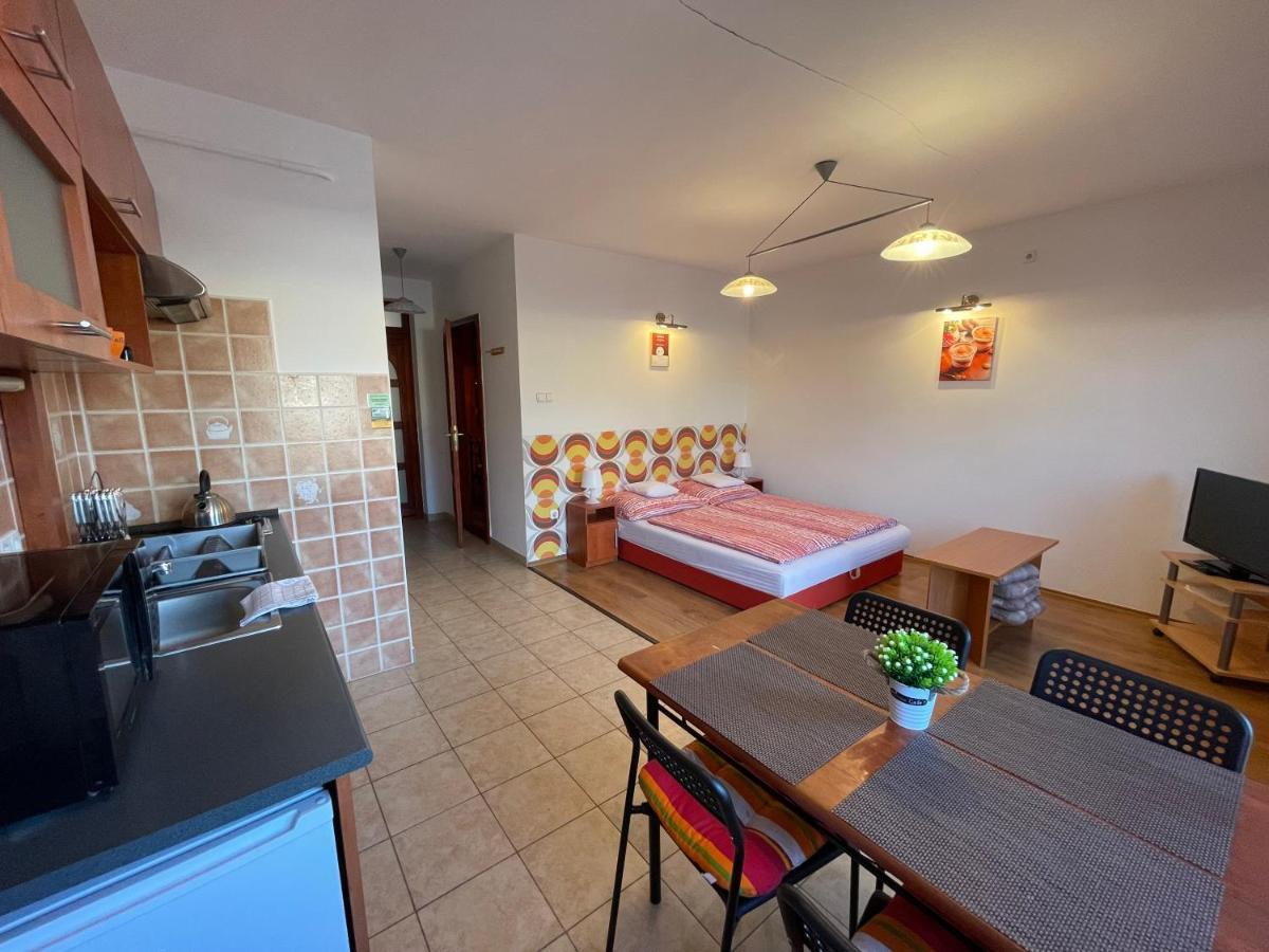 Hellasz Apartman Gyula Exteriör bild