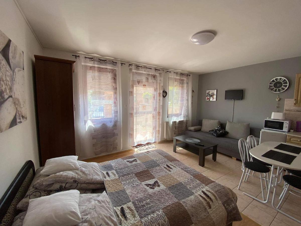 Hellasz Apartman Gyula Exteriör bild