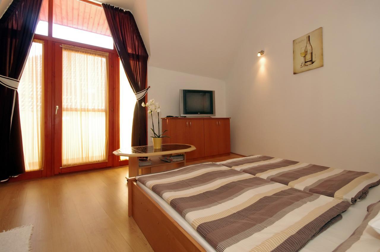 Hellasz Apartman Gyula Exteriör bild